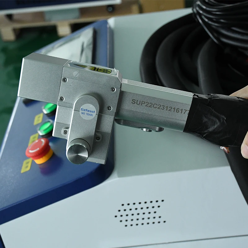 Industrial Laser Rust Removal Machine - SUP22C ハンドヘルドレーザー洗浄ヘッド 新型3000W 金属酸化物除去機 ホテルや産業向け